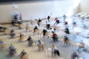 Protest gegen Abitur in Sachsen: Drei Prüfungen in drei Tagen - "Chemie Chemie Ya" heißt ein Song der Chemnitzer Band Kraftklub. Für manche Abiturienten in Sachsen könnte die Wahl des Prüfungsfachs aber eher zur Qual werden.