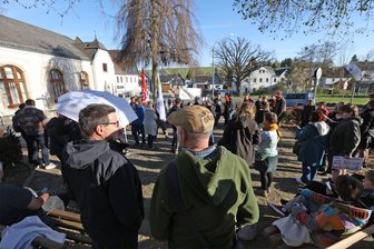 Protest gegen AfD in Langenbernsdorf: „Die Partei treibt die Spaltung der Gesellschaft voran“ - In Sichtweite zur AfD-Veranstaltung im „Weißen Ross“ (links) versammelten sich die Gegendemonstranten.