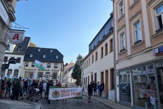 Protest gegen Asylunterkunft: 180 Teilnehmer in Burgstädt - Nach einer Kundgebung auf dem Markt hat sich der Protestzug unter dem Motto „Nein zum Heim“ in Bewegung gesetzt.