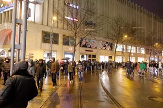 Protest gegen Corona-Maßnahmen: Demonstranten ziehen durch Chemnitzer Zentrum - Am Montagabend haben sich in Chemnitz wieder zahlreiche Menschen zu sogenannten "Spaziergängen" versammelt.