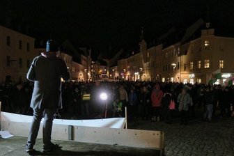 Protest gegen Corona-Maßnahmen: Kundgebung in Schneeberg bleibt ruhig - Mehrere Hundert Menschen kamen Sonntagabend zur der Kundgebung in Schneeberg. 