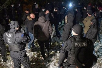 Protest gegen Coronamaßnahmen in Freiberg: Befürchtete Eskalation bleibt aus - Hunderte "Montagsspaziergänger" zogen am Abend vom Albertpark aus durch Straßen am Rande der Freiberger Innenstadt. Nach Auflösung des sogenannten Spaziergangs nahm die Polizei von 24 Protestlern die Personalien auf.