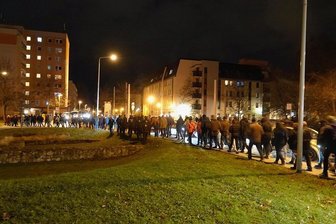 Protest gegen Coronamaßnahmen: Wer sind die Spaziergänger von Zwickau? - Der Demonstrationszug zog am Montagabend eine Stunde lang durch die Innenstadt und passierte dabei auch die Katharinenstraße.