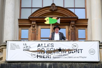 Protest gegen eine Kunstausstellung in Dresden - In den vergangenen Tagen sei ein Banner für die Ausstellung zerschnitten und ein Gittertor vor dem Gebäude wiederholt mit Schlössern blockiert worden.