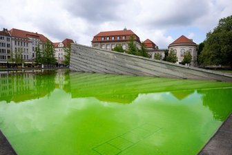Protest gegen Gaspolitik: Brunnen leuchten bundesweit grün - Auch der Mauerbrunnen vor dem Wirtschaftsministerium in Berlin leuchtete am Morgen grün.