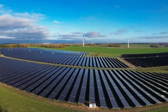 Protest gegen geplantes Windenergiegebiet bei Kleinschirma nahe Freiberg - Das bei Kleinschirma geplante Windenergiegebiet ist teilweise mit PV-Modulen belegt.