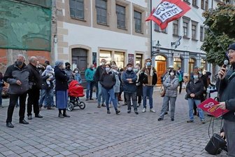 Protest gegen rechte Gewalt in Freiberg - Versammlungsleiter Florian Fichtner vom Bündnis "Freiberg.Grenzenlos" begrüßte die Teilnehmer der Kundgebung.