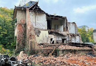 Protest gegen Villa-Abriss weitet sich aus - Bis Sonntag hatte sich der Bagger in Sachsenburg soweit vorgearbeitet. Wie geplant, bleibt das Kellergeschoss stehen.