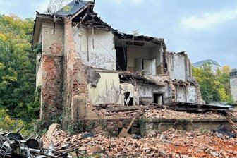 Protest gegen Villa-Abriss weitet sich aus - Bis Sonntag hatte sich der Bagger in Sachsenburg so weit vorgearbeitet. Wie geplant, bleibt das Kellergeschoss stehen.