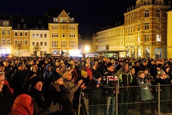 Protest im Erzgebirge: 750 Teilnehmer beim sechsten „Berggeschrey“ - Zum sechsten Mal sind am Mittwochabend Erzgebirger auf dem Annaberger Markt zum „Berggeschrey“-Protest zusammengekommen. Die Redner übten teils heftige Kritik an der Bundesregierung und deren Politik.