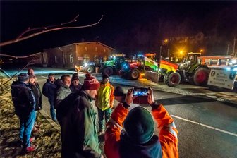 Protest im Erzgebirge am Mittwoch: Polizei meldet Unfall bei Landwirte-Demo - Landkreis zieht erste Bilanz - Landwirte, unter anderem aus Rübenau, Pockau und Lauterbach, haben sich am Mittwochmorgen gegen 5.15 Uhr von Olbernhau aus mit zehn Traktoren auf den Weg zur Großdemo auf dem Theaterplatz in Dresden gemacht.