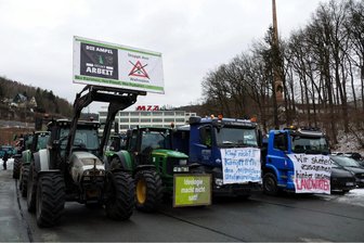 Protest im Erzgebirge am Montag: Fahrzeugkorso unterwegs - Landrat bei Demo in Berlin - Auto streift abgestellten Traktor - Die Fahrer von mehr als 100 Fahrzeugen, darunter reichlich 20 Traktoren, haben sich am Montagnachmittag am ehemaligen MZ-Werk in Zschopau versammelt, um als Teil einer Sternfahrt gemeinsam nach Chemnitz zu rollen.