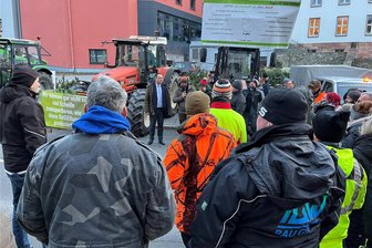 Protest im Erzgebirge: Mit diesen Sperrungen ist am Freitag zu rechnen - So lief der Donnerstag - Landrat Rico Anton (3. v. l.) ist am Donnerstag am Landratsamt in Annaberg im Gespräch mit Teilnehmern einer Kundgebung gewesen.
