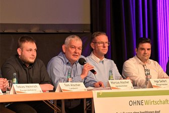 Protest im Erzgebirge: Organisatoren wollen weitere Aktionen planen - Bei einer Fragestunde in der „Goldnen Sonne“ saßen die Organisatoren und Unterstützer der Proteste auf den Podium.
