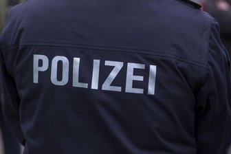 «Polizei» steht auf der Uniform eines Polizisten.