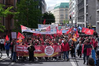 Protest in Berlin: IG Metall bangt um Zehntausende Stahljobs - Nach Angaben der IG Metall beteiligten sich rund 1.700 Beschäftigte aus mehr als 40 Betrieben an den Aktionen.