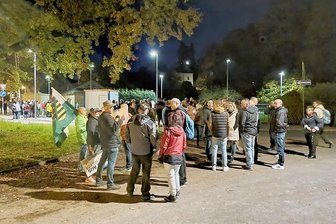 Protest in Einsiedel gegen geplantes Flüchtlingsheim - Protestspaziergang gegen die geplante Flüchtlingsunterkunft in Einsiedel. Foto: Harry Härtel