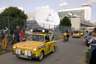 Protest in Prag: Sorge um Unabhängigkeit der Medien - Der Filmemacher Dan Priban fährt mit seinem Trabi am Prager Sendezentrum des öffentlich-rechtlichen Tschechischen Fernsehens (CT) vorbei. (Archivbild)