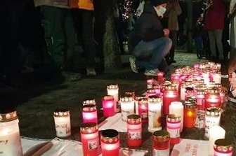 Protest: Mit Grablicht gegen die Impfpflicht - An der Zschopauer Klinik ein ähnliches Bild. 