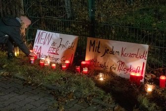Protest: Mit Grablicht gegen Impfpflicht - Am Sonnabend wurden vor dem Zaun des Helios-Klinikums in Aue Kerzen und Plakate hinterlassen. Das Ganze war Teil einer Protestaktion in mehreren Städten.