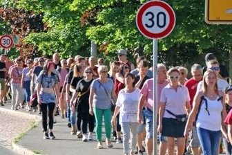 Protest mit Trillerpfeifen und Parolen - Die "Spaziergänger" auf ihrem Weg entlang der Karl-Kegel-Straße.