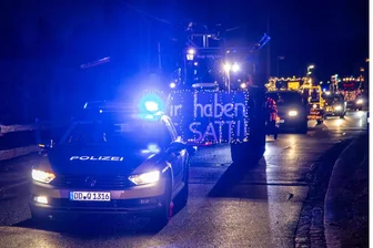 Protest statt Lichterfahrt im Erzgebirge: Warum geht bei einer Demo, was sonst nicht geht? - Ein Konvoi aus rund 35 Fahrzeugen hat am Freitag im Erzgebirge gegen die Sparpläne der Bundesregierung in der Landwirtschaft protestiert.