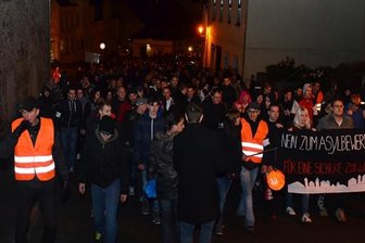 Rund 2000 Menschen haben nach Polizeiangaben am Samstag in Schneeberg an einem weiteren sogenannten Lichtellauf teilgenommen. Sie gingen laut den Organisatoren auf die Straße, um gegen Asylmissbrauch zu demonstrieren.