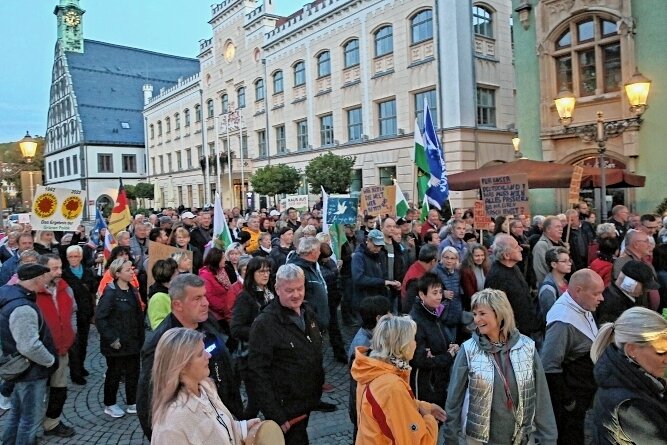 Protest-Veranstalter planen für Zeit nach einem Umsturz - Protestmarsch-Teilnehmer am Montagabend in Zwickau. 