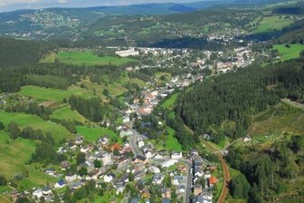Protest vor Wohnhaus eines Sexualtäters in Zwota - Klingenthal, Ortsteil Zwota. Hier fand ein verurteilter Sexualstraftäter nach Verbüßung seiner Haftstrafe eine Wohnung.