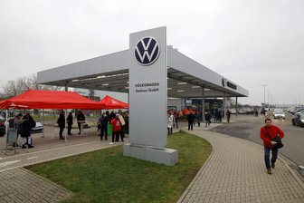Protest zur vierten Verhandlungsrunde bei VW: Mehr als 10.000 Beschäftige in Sachsen legen für Stunden die Arbeit nieder - Einfahrt am VW-Fahrzeugwerk in Zwickau. VW-Werk in Mosel, auf dem großen Parkplatz an der B 175. Die IG Metall hat aufgerufen. Am Montag und Dienstag haben sich laut IG Metall 9000 Beschäftigte am Warnstreik beteiligt.