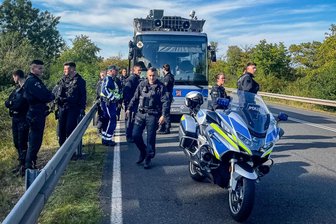 Protestbus „Adenauer SRP+“: Widerspruch zwischen Polizei und Eilrichterin bleibt ungeklärt - Am 20. September hatten Polizisten den Protestbus festgesetzt.