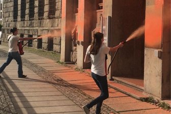 Proteste am Rande des Scholz-Besuchs: Letzte Generation besprüht Deutsche Bank und Fridays for Future fordert schnellen Kohleausstieg - Die Aktion an der Deutschen Bank am Falkeplatz dauerte nur Sekunden. Zu den Forderungen gehören ein Tempolimit von 100 km/h und ein 9-Euro-Ticket.