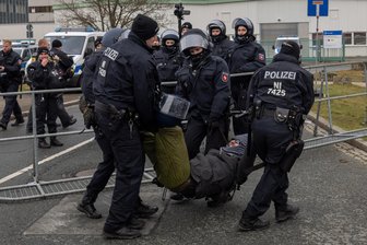 Proteste bei AfD-Parteitag: Polizei ermittelt gegen eigene Beamte - Polizisten tragen Demonstranten von der Straße, die Zugangswege zum AfD-Parteitag blockieren wollten.