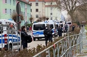 Proteste bei Kretschmer-Besuch - Ein Polizeiaufgebot schützte den Besuch des Ministerpräsidenten.