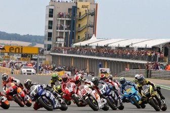  Juli 2011: Am Sachsenring dröhnen die Motoren. Zum Moto-GP im Sommer konnte noch niemand ahnen, dass wenige Wochen später eine Hiobsbotschaft die Region treffen wird. 
