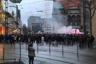 Proteste gegen Impfpflicht im Gesundheitswesen in Chemnitz - Polizei ermittelt wegen unzulässigem Aufzug - Protestierende auf dem Chemnitzer Markt am Samstagnachmittag.