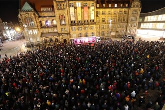 Proteste gegen rechts: Wie reagiert die AfD darauf? - Protest gegen rechts auf dem Chemnitzer Marktplatz am Mittwoch. Laut Veranstalter hatten rund 100 Vereine, Institutionen, Firmen und Einrichtungen ihre Unterstützung zugesagt. Ersten Schätzungen zufolge waren am frühen Abend etwa 2000 Teilnehmer vor Ort.