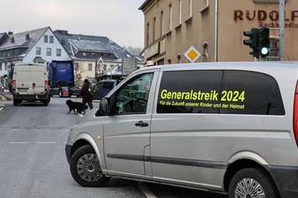 Proteste im Erzgebirge am Montag: Mehrere Bundesstraßen und A-72-Auffahrten blockiert – Rollen Dienstag wieder die Busse? - Während viele Blockaden seit dem frühen Morgen aufrechterhalten werde, ist die wichtige Kreuzung in Thum erst seit 12 Uhr dicht.