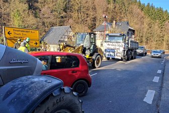Proteste im Erzgebirge: „Es geht ja nicht nur um die Bauern, sondern betrifft alle Bereiche“ - Vertreter von fünf Firmen aus der Landwirtschaft sowie Bau- und Handwerksbranche haben auch am Donnerstag im Drebacher Ortsteil Spinnerei ihren Protest zum Ausdruck gebracht. Mit mehreren Traktoren und Lkw engten sie an der Talstraße den Verkehr ein, brachten ihn aber nicht zum Erliegen.