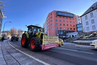 Proteste im Erzgebirge: Landkreis zieht erste Bilanz - „Abriegelung von Städten verhindert“ - Bis zu 70 Fahrzeuge rollten am Dienstag zwischenzeitlich durch die Annaberger Innenstadt, vorbei am Finanzamt, dem Markt und wieder zurück zum Landratsamt.
