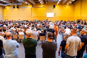 Proteste in Hartha: Asylunterkunftspläne ernten vor und in der Hartharena lautstarke Kritik - Hunderte waren in die Hartharena gekommen. Sie wollten sich nicht nur informieren, sondern drängten auch auf eine Entscheidung – gegen die geplante Unterkunft.