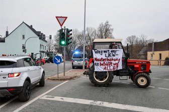 Proteste in Hohenstein-Ernstthal und Lichtenstein: Gemengelage von Bauern und Handwerkern bis Freie Sachsen - Die Kreuzung an der Hirschbrücke in Oberlungwitz war ab fünf Uhr morgens komplett abgeriegelt. In kleineren Zeitfenstern wurden jedoch immer wieder Autos durchgewunken, um die sich bildenden Staus aufzulösen.