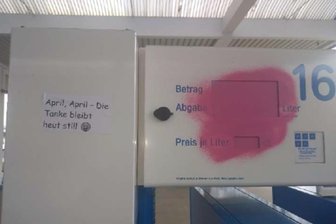 Protestgruppe legt Zapfsäulen an Tankstelle in Chemnitz lahm - Mit einer Farbattacke hat die Aktionsgruppe die Zapfsäule an der Annaberger Straße außer Kraft gesetzt.