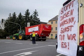 Protestkonvoi gegen hohe Kraftstoffpreise - Solche Plakate mit diesem Spruch waren an fast allen Fahrzeugen befestigt. Der Traktor mit dem großen Anhänger fuhr am Ende der Kundgebung vom hinteren Teil der Kolonne bis zur Kreuzung vor. Fotos (3): Kristian Hahn