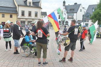 Protestmarsch gegen Unterbringung von Geflüchteten in Brand-Erbisdorf - Auf dem Markt von Brand-Erbisdorf hat sich am Freitagabend ein Protestzug formiert.