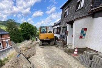Provinzposse in Klingenthal geht in neue Runde: Straße zur Alm schon wieder gesperrt - Hangseitig wurde neben der Straße zur Alm ein Loch gebaggert. Die Straße ist bis auf Weiteres nur als Geh- und Radweg nutzbar.