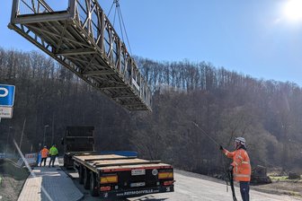 Provisorische Fußgängerbrücke an der Barthmühle abgebaut - Das zwölf Tonnen schwere Stahlkonstrukt wurde von der Firma UTR aus Schönbrunn am Donnerstag mit einem Kran in einem Stück verladen.