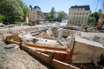 Provisorische Umleitung an der Plauener Theaterstraße bleibt vorerst bestehen - Die Freilegung und Überbrückung der Syra nimmt mehr Zeit in Anspruch als geplant.
