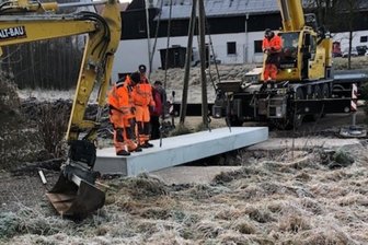 Provisorischer Brückenschlag über Rödlitzbach in Lichtenstein - Am Dienstag begann der Bau eines Provisoriums anstelle der alten Polsterbrücke, auf dem inzwischen auch wieder Autos ans andere Ufer rollen können.