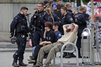 Provokationen, Parolen, Sachbeschädigung: Junge Rechte zeigen in Zwickau Präsenz - Die Polizei spricht Personen an, die eine Kundgebung gegen eine AfD-Veranstaltung auf dem Hauptmarkt stören wollen. In der Nacht nach der Kundgebung vom 27. Juli kam es in Zwickau zu Provokationen und Auseinandersetzung.
